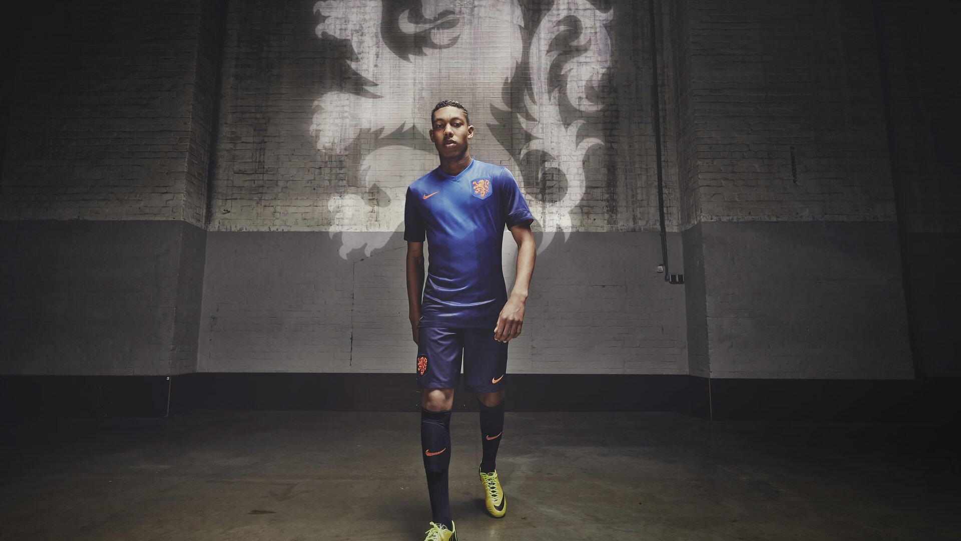 “足球场馆智能化改造助力赛事精彩纷呈”，创意足球场馆